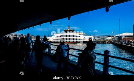 Leute laufen auf der Galata Brücke - unterer Ebene - in Richtung Eminonu, Istanbul, Türkei Stockfoto