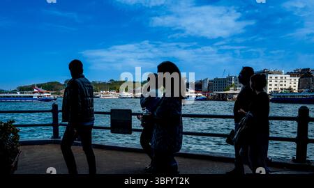 Leute, die auf der Galata Brücke laufen - untere Ebene, Eminonu, Istanbul, Türkei Stockfoto
