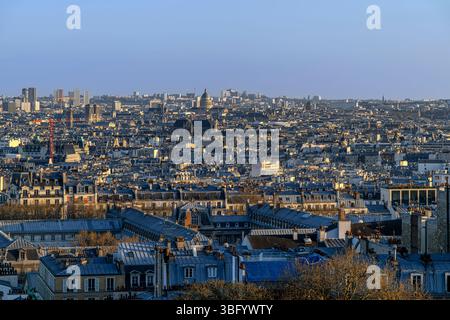 Der wundervolle Blick am frühen Abend über Paris von der Basilika Sacré-Couer auf dem Gipfel des Montmartre. Sehen Sie die Sehenswürdigkeiten über den Dächern von Parisienne! Stockfoto
