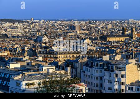 Der wundervolle Blick am frühen Abend über Paris von der Basilika Sacré-Couer auf dem Gipfel des Montmartre. Sehen Sie die Sehenswürdigkeiten über den Dächern von Parisienne! Stockfoto