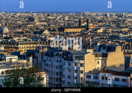 Der wundervolle Blick am frühen Abend über Paris von der Basilika Sacré-Couer auf dem Gipfel des Montmartre. Sehen Sie die Sehenswürdigkeiten über den Dächern von Parisienne! Stockfoto