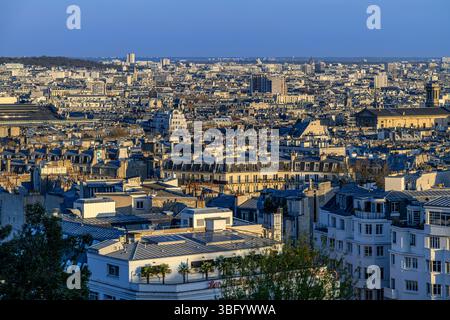 Der wundervolle Blick am frühen Abend über Paris von der Basilika Sacré-Couer auf dem Gipfel des Montmartre. Sehen Sie die Sehenswürdigkeiten über den Dächern von Parisienne! Stockfoto