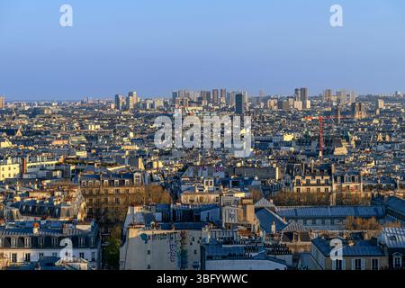 Der wundervolle Blick am frühen Abend über Paris von der Basilika Sacré-Couer auf dem Gipfel des Montmartre. Sehen Sie die Sehenswürdigkeiten über den Dächern von Parisienne! Stockfoto