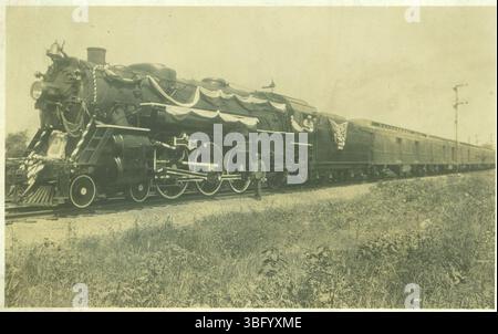 Postkarte aus dem Jahr 1923 mit einer Dampflokomotive, verziert mit einem Foto von Präsident Warren G. Harding und Begräbnisvorhängen. Stockfoto