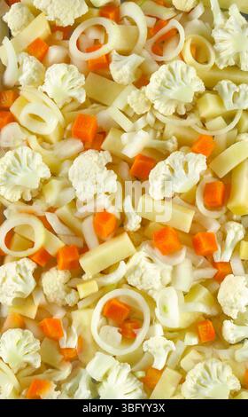 Frisch gehacktes Gemüse zum Kochen: Blumenkohl, Kartoffeln, Karotten und Zwiebeln Stockfoto