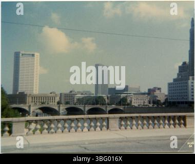 Ein weiterer Blick auf die Skyline von Columbus von der Town Street Bridge aus mit bemerkenswerten Gebäuden wie AEP, dem Clerk's Office des US-Bezirksgerichts und dem One Nationwide Plaza. Stockfoto