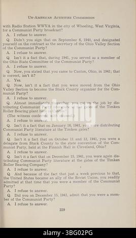 Dieser Teil des Berichts der UN-American Activities Commission von Ohio enthält Aussagen über Personen, die der kommunistischen Zugehörigkeit verdächtigt werden. Die Transkripte von 1953-1954 bieten einen Blick auf die intensive politische Prüfung der Zeit. Stockfoto