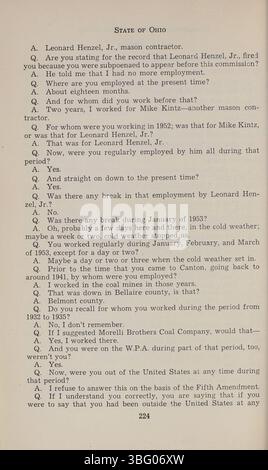 Dieser Band enthält Transkripte von Zeugenaussagen vor der Ohio UN-American Activities Commission im Jahr 1953-1954, die Vorwürfe kommunistischer Zugehörigkeit unter Staatsbewohnern beinhalten. Stockfoto