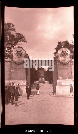 Ein Mann bewegt sich in Richtung Père Lachaise Friedhofstor in Paris. Die Arrases besuchten Paris während ihrer Europatour 1913. Edmund F. Arras hat seine Reise durch Fotografien festgehalten. Der Friedhof ist eine der berühmtesten Begräbnisstätten in Paris, bekannt für seine bemerkenswerten Bewohner. Stockfoto