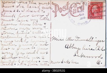 Ein weiterer Blick auf 1910 Menschen auf der Veranda und dem Rasen des Forgetmenot Cottage, einem Sommerhotel in Genf-on-the-Lake, Ohio. Stockfoto