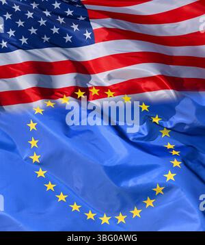 Beziehungen zwischen der Europäischen Union und den Vereinigten Staaten, die durch nationale Flaggen symbolisiert werden Stockfoto