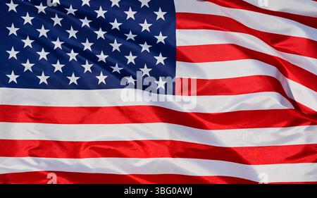 Nahaufnahme der Nationalflagge der Vereinigten Staaten, flattert im Wind mit Falten, Wellenmuster Stockfoto