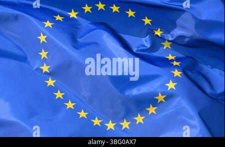 Nahaufnahme der EU-Flagge, die im Wind flattert, mit Falten, Wellenmuster Stockfoto