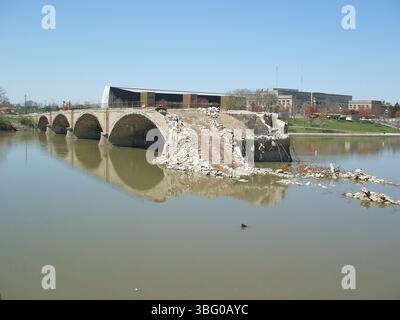 2009 begann der Abriss der 90 Jahre alten Town Street Bridge. Die 2008 für den Verkehr stillgelegte Brücke wurde durch die 2012 eröffnete Rich Street Bridge ersetzt. Stockfoto