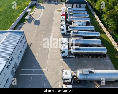 Fuhrpark mit Tankanhängern. Stockfoto