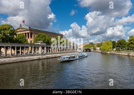 Deutschland, Berlin, 26.05.2025, Touristenboot fährt vorbei am Berliner Museum. Ein modernes Sightseeing-Boot segelt entlang der Spree, vorbei an der Museumsinsel. Stockfoto