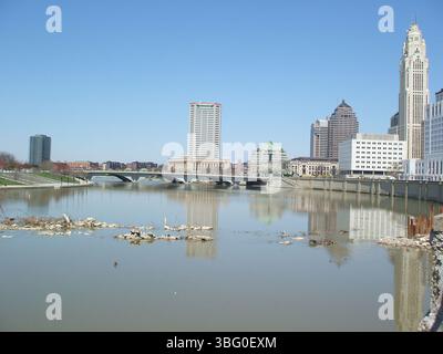 2009 begann der Abriss der Town Street Bridge, einer 90 Jahre alten Brücke über den Scioto River, die 2008 für den Verkehr gesperrt wurde. Die Rich Street Bridge ersetzte sie und wurde 2012 eröffnet. Stockfoto
