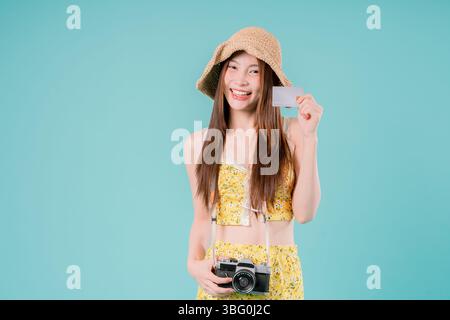 Asian Woman Ticket Credit Online Trip Journey Joy Camera positive Rest, Ein fröhlicher junger Reisende Stockfoto