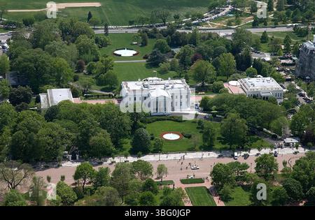 WHITE HOUSE Complex, Washington, DC. Mit Pennsylvania Avenue im Vordergrund, Executive Residence und nördlichem Portiko (Mitte) East Wing links und West Wing und Oval Office rechts. Foto: Carol M. Highsmith Stockfoto
