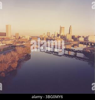Diese Luftaufnahme von Columbus aus dem Jahr 1981 bietet einen Blick auf das Ohio Penitentiary, den Arena District vor der Sanierung und den laufenden Bau des Veterans Memorial Addition. Stockfoto