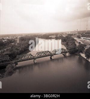 Diese Luftaufnahme aus dem Jahr 1984 zeigt den Scioto River, mit einem Fokus auf das Gebiet östlich seines Zusammenflusses mit dem Olentangy River, mit Blick nach Norden und Westen über Columbus. Stockfoto