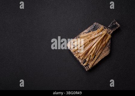 Speisen, Snacks oder Jerky aus getrocknetem getrockneten gesalzenen Fisch mit Gewürzen. Snacks, Fisch, trockene Bierstöcke Stockfoto