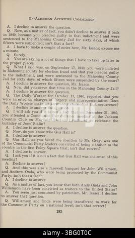 Der Bericht der Ohio UN-American Activities Commission aus dem Jahr 1953-1954 enthält Aussagen von Personen, die der kommunistischen Zugehörigkeit beschuldigt werden. Diese Sammlung dokumentiert das politische Klima der Epoche, geprägt durch eine erhöhte antikommunistische Stimmung während des Kalten Krieges. Die Anhörungen geben Einblicke in die Rolle des Staates in Bezug auf die nationale Sicherheit und den politischen Druck der Zeit. Stockfoto