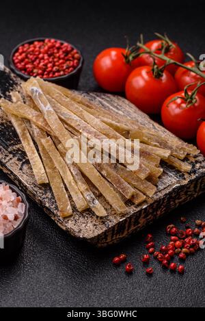 Speisen, Snacks oder Jerky aus getrocknetem getrockneten gesalzenen Fisch mit Gewürzen. Snacks, Fisch, trockene Bierstöcke Stockfoto