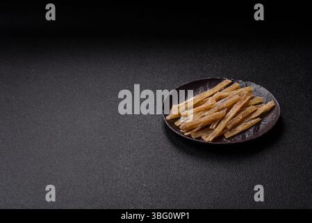 Speisen, Snacks oder Jerky aus getrocknetem getrockneten gesalzenen Fisch mit Gewürzen. Snacks, Fisch, trockene Bierstöcke Stockfoto