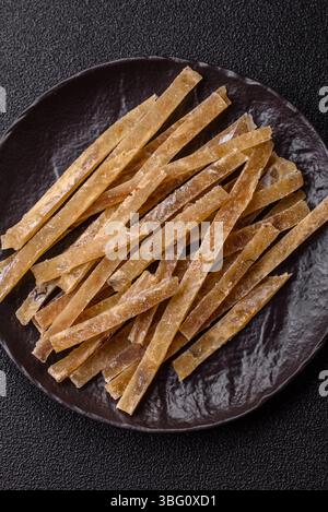 Speisen, Snacks oder Jerky aus getrocknetem getrockneten gesalzenen Fisch mit Gewürzen. Snacks, Fisch, trockene Bierstöcke Stockfoto