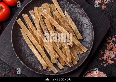Speisen, Snacks oder Jerky aus getrocknetem getrockneten gesalzenen Fisch mit Gewürzen. Snacks, Fisch, trockene Bierstöcke Stockfoto