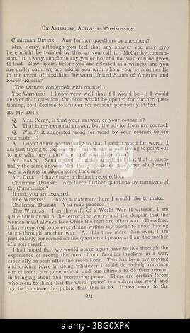 Das Dokument enthält detaillierte Protokolle von Anhörungen der Ohio UN-American Activities Commission im Jahr 1953-1954, bei denen Personen untersucht wurden, die der Mitgliedschaft oder Aktivität der Kommunistischen Partei verdächtigt wurden. Stockfoto