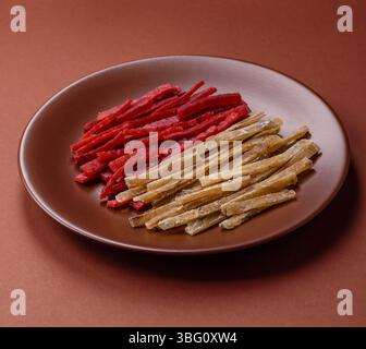Ein Set Jerky oder Snacks mit Huhn und Fisch mit Salz und Gewürzen. Getrocknete Biersnacks Stockfoto