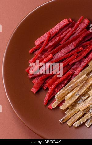 Ein Set Jerky oder Snacks mit Huhn und Fisch mit Salz und Gewürzen. Getrocknete Biersnacks Stockfoto