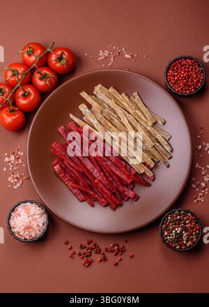 Ein Set Jerky oder Snacks mit Huhn und Fisch mit Salz und Gewürzen. Getrocknete Biersnacks Stockfoto