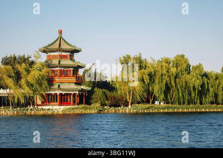 Shichahai Houhai See und traditioneller chinesischer Pavillon in Peking, China, Asien Stockfoto