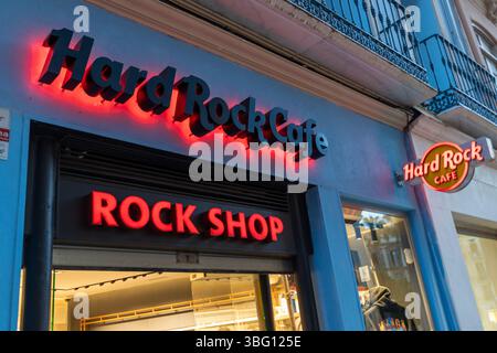 Das Logo des Hard Rock Café Stores wird nachts beleuchtet. Nahaufnahme. Malaga, 25.05.2025 Spanien Stockfoto