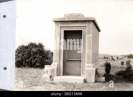 Seite 15 von „Indiana Limestone: The Nation's Building Stone“ aus dem Jahr 1924 enthält weitere Fotos von Gebäuden und Denkmälern aus Indiana Kalkstein. Jedes Foto ist mit Details der Indiana Limestone Company beschriftet, mit zusätzlichen handschriftlichen Notizen, die die Bedeutung der Strukturen beschreiben. Stockfoto