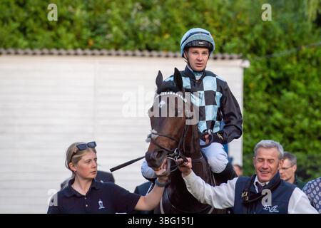 Windsor, Berkshire, Großbritannien. Juni 2025. Charles Bishop gewinnt die Fitzdares Handicap Stakes in der Klasse 5 auf der Royal Windsor Racecourse in Windsor, Berkshire. Besitzerin Lady Cobham, Züchterin Lady Cobham, Trainer Eve Johnson Houghton, Blewbury, Sponsor ABM Catering Limited. Quelle: Maureen McLean/Alamy Live News Stockfoto
