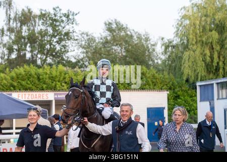 Windsor, Berkshire, Großbritannien. Juni 2025. Charles Bishop gewinnt die Fitzdares Handicap Stakes in der Klasse 5 auf der Royal Windsor Racecourse in Windsor, Berkshire. Besitzerin Lady Cobham, Züchterin Lady Cobham, Trainer Eve Johnson Houghton, Blewbury, Sponsor ABM Catering Limited. Quelle: Maureen McLean/Alamy Live News Stockfoto