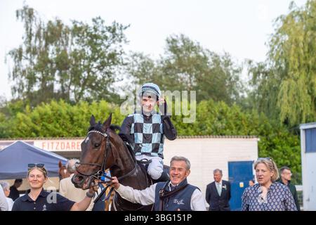 Windsor, Berkshire, Großbritannien. Juni 2025. Charles Bishop gewinnt die Fitzdares Handicap Stakes in der Klasse 5 auf der Royal Windsor Racecourse in Windsor, Berkshire. Besitzerin Lady Cobham, Züchterin Lady Cobham, Trainer Eve Johnson Houghton, Blewbury, Sponsor ABM Catering Limited. Quelle: Maureen McLean/Alamy Live News Stockfoto