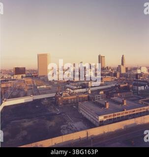 Dieses Luftbild von 1981 von der Innenstadt von Columbus blickt von Süden nach Südosten und zeigt Ausblicke auf das Ohio Penitentiary, den Arena District (vor seiner Sanierung) und den laufenden Bau des Veterans Memorial. Stockfoto