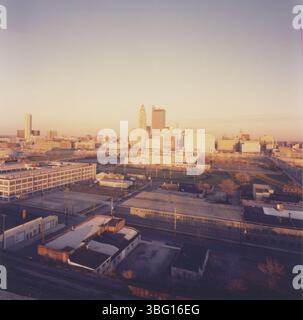 Diese aus der Vogelperspektive von Columbus aus dem Jahr 1981 zeigt das Ohio Penitentiary, den Arena District vor seiner Sanierung und den laufenden Bau des Veterans Memorial. Stockfoto