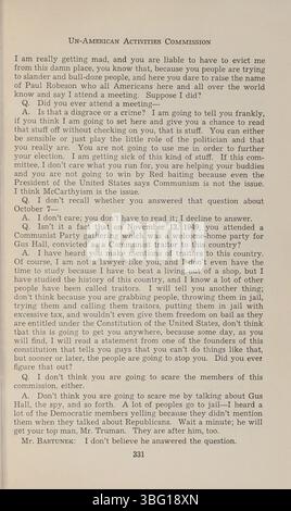 Der Bericht der Ohio UN-American Activities Commission aus dem Jahr 1953-1954 enthält Protokolle von Anhörungen mit Personen, die der kommunistischen Zugehörigkeit verdächtigt werden. Es spiegelt das angespannte politische Umfeld der Ära des Kalten Krieges und die Untersuchung kommunistischer Sympathien durch den Staat wider. Stockfoto