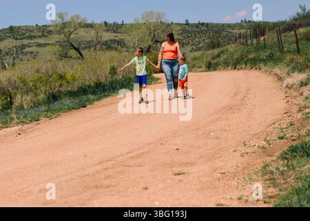 wyoming-Landschaft-Familie-Kinder-Mutter-Felsen-Kühe-Pferde-Land-cheyenne-wy-Sonne-Weide Stockfoto