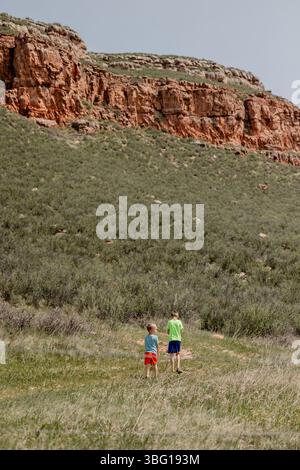 wyoming-Landschaft-Familie-Kinder-Mutter-Felsen-Kühe-Pferde-Land-cheyenne-wy-Sonne-Weide Stockfoto