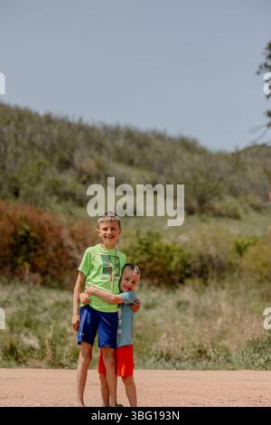 wyoming-Landschaft-Familie-Kinder-Mutter-Felsen-Kühe-Pferde-Land-cheyenne-wy-Sonne-Weide Stockfoto