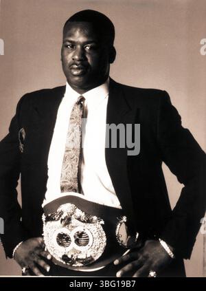 Porträt von Buster Douglas, geboren am 7. April 1960, der nach dem Sieg gegen Mike Tyson am 10. Februar 1990 zum Boxmeister im Schwergewicht wurde. Stockfoto