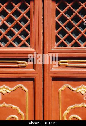 Chinesische traditionelle rote Tür am Lama-Tempel in Peking, China, Asien Stockfoto