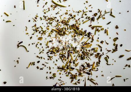 Verstreute Gewürze der „Herbes de provence“ auf weißem Hintergrund Stockfoto